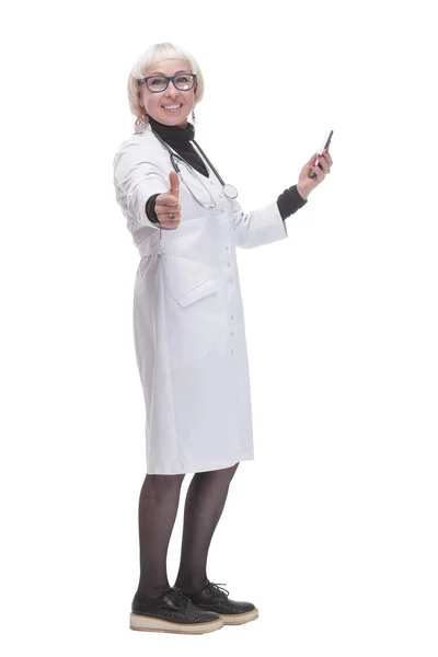 Σε πλήρη ανάπτυξη. γυναίκα γιατρός με ένα smartphone. — Φωτογραφία Αρχείου