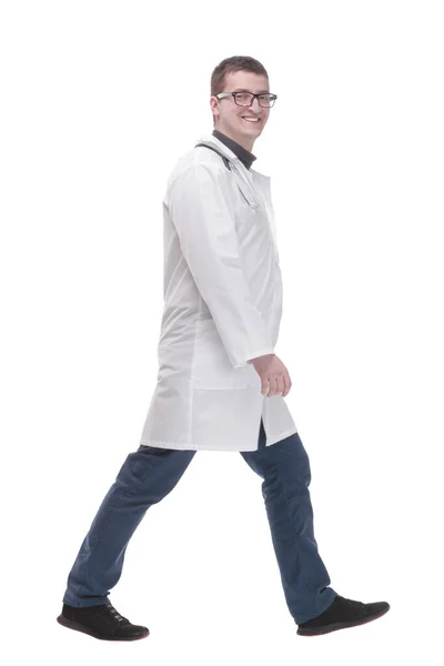 V plném růstu. lékař se stetoskopem kráčející vpřed . — Stock fotografie