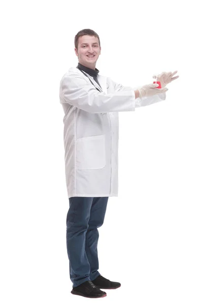 Ευτυχισμένος αρσενικός γιατρός με εργαστηριακή φιάλη. — Φωτογραφία Αρχείου