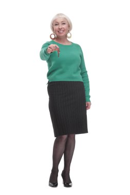 Tam gelişim. Elinde anahtarlarla gülümseyen bir kadın..