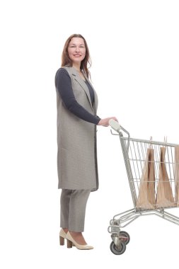 Tam gelişim. Alışveriş arabası olan zarif bir kadın..