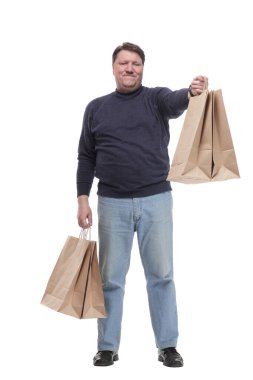 İleriye doğru yürüyen kot giyen olgun bir adam. Beyaz bir arka planda izole edilmiş..