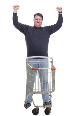 Tam gelişim. Alışveriş arabalı sıradan olgun bir adam. .