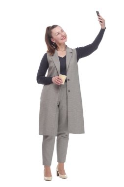 Akıllı telefonu ve kahve servisi olan çekici bir kadın..