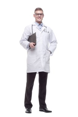 Elinde not panosu olan genç bir doktor. bir beyaz üzerinde izole