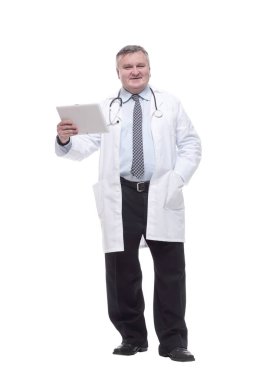 Dosyada işinin ehli bir doktor. beyaz arkaplanda izole edilmiş.