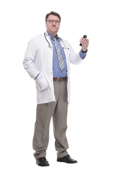 В полном росте. квалифицированный врач со смартфоном. — стоковое фото