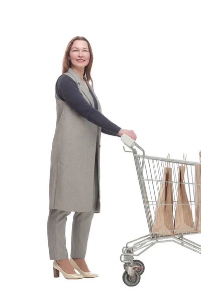 完全に成長しています。ショッピングカートを持つエレガントな女性. — ストック写真