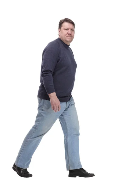 Gammal man i jeans steg framåt.isolerad på en vit bakgrund. — Stockfoto