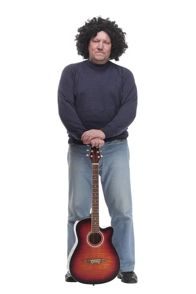 В полном росте. кудрявый зрелый мужчина с гитарой. — стоковое фото