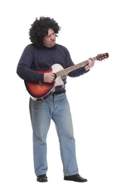 В полном росте. кудрявый зрелый мужчина с гитарой. — стоковое фото