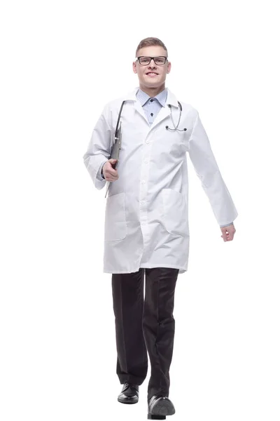Jovem médico com uma prancheta. isolado em um branco — Fotografia de Stock