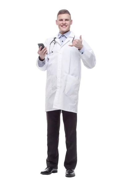 En pleno crecimiento. médico joven con un teléfono inteligente. — Foto de Stock