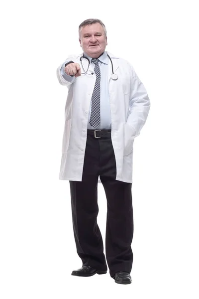 Hozzáértő orvos fehér köpenyben. fehér alapon elkülönítve — Stock Fotó