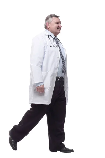 Hozzáértő orvos fehér köpenyben előre halad. — Stock Fotó