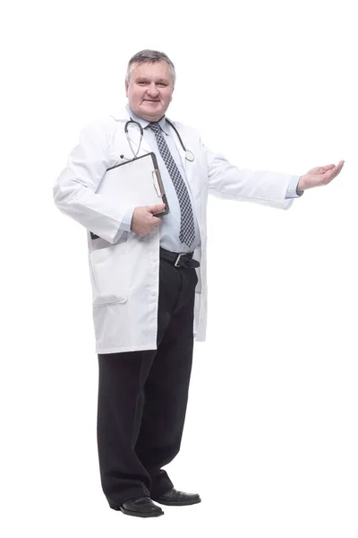 带剪贴板的称职的医生。在白色背景上隔离. — 图库照片