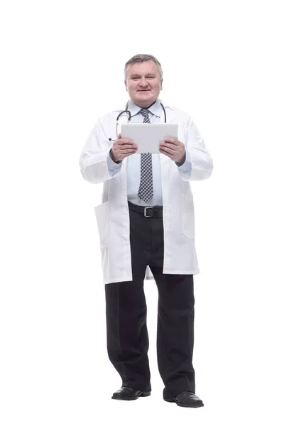 클립보드를 가진 유능 한 의사. 하얀 배경에 고립되어 있다. — 스톡 사진