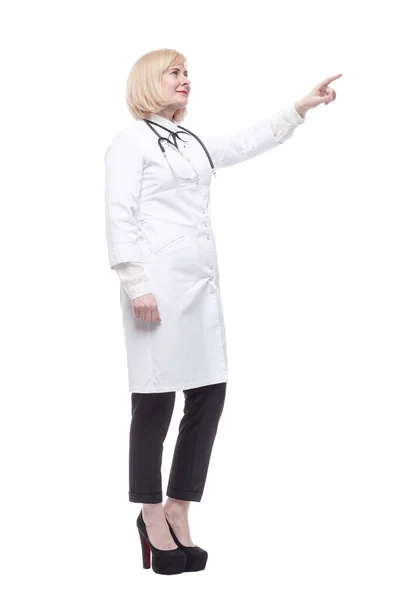 Gekwalificeerde vrouwelijke arts. geïsoleerd op een witte achtergrond. — Stockfoto