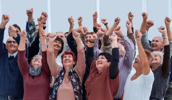 En grupp äldre upp med händerna — Stockfoto