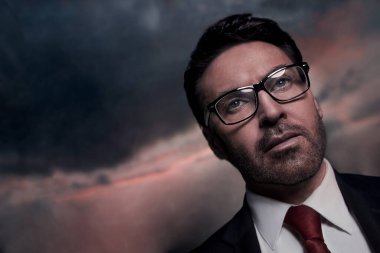 Kapat. Ofiste kendine güvenen bir iş adamı duruyor.