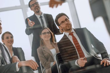 Tartışmak için bir iş toplantısında baş ve iş takım