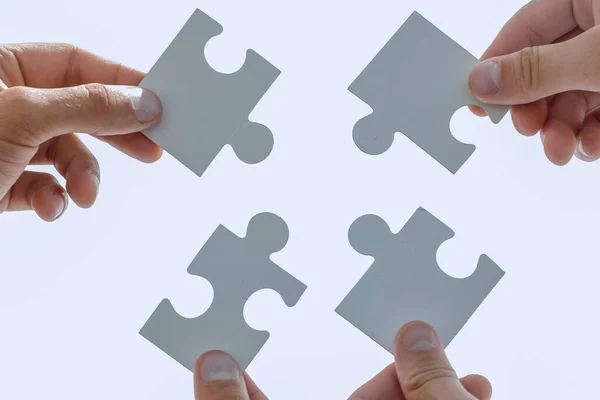 Uomini d'affari assemblaggio puzzle puzzle, supporto di squadra e lui — Foto Stock