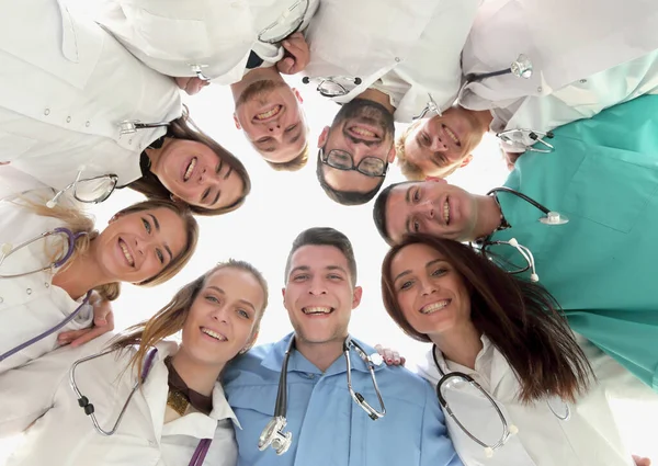 Onderaanzicht. diverse medische professionals die in een cirkel staan. — Stockfoto