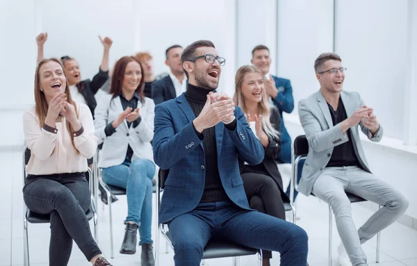 Groep gelukkige jongeren applaudisseren tijdens het seminar — Stockfoto