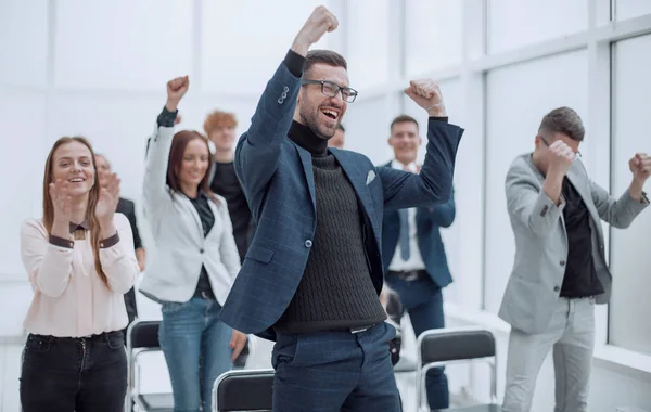 Jubelende groep jongeren applaudisseert in de vergaderzaal — Stockfoto