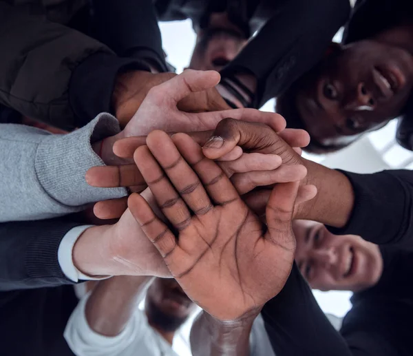 A lényeget. sokszínű fiatalok csoportja fogja össze a kezüket. — Stock Fotó