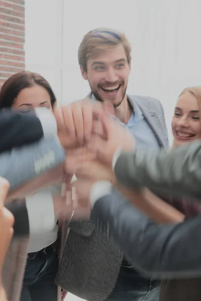 De cerca. feliz equipo de negocios uniendo sus manos . — Foto de Stock
