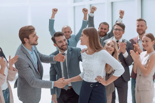 Gelukkige medewerkers feliciteren hun leider. het concept van de overwinning — Stockfoto
