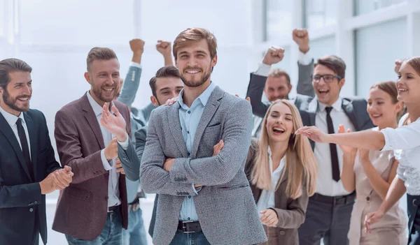 Kapat. Neşeli şirket çalışanları meslektaşlarını alkışlıyorlar..