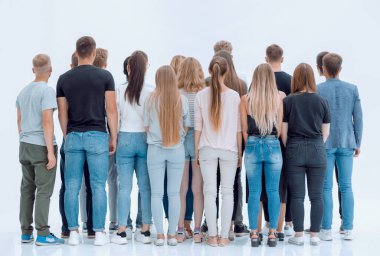 Beyaz bir duvarın önünde duran çeşitli gençlerden oluşan bir grup