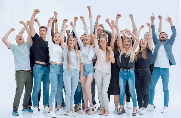 Šťastná skupina mladých lidí s rukama nad hlavou — Stock fotografie