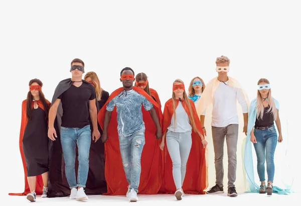 Молодые люди в разноцветных плащах супергероев стоят вместе . — стоковое фото