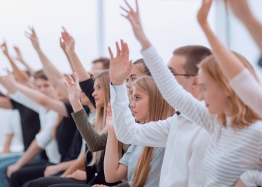 Soru soran gençlerin bulanık görüntüsü.