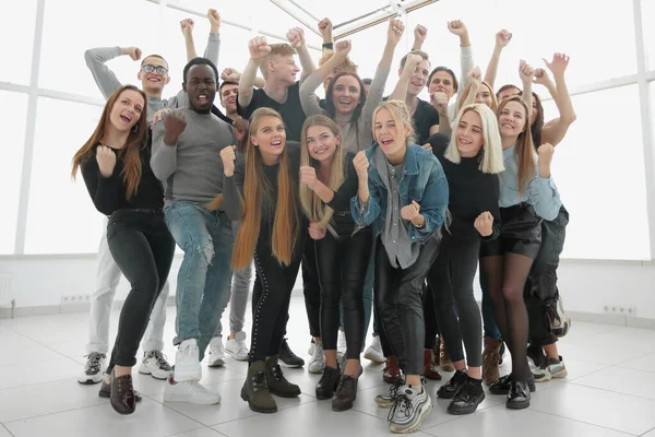 In full growth. a large group of happy young people. — Stockfoto