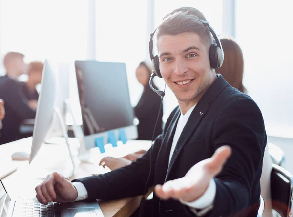 Operador de call center segurando sua mão para um aperto de mão . — Fotografia de Stock