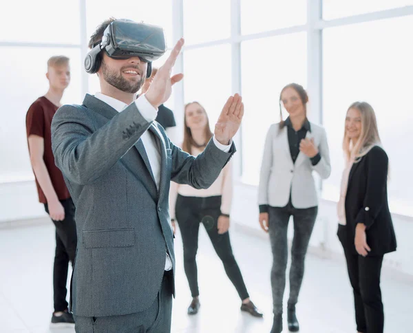 Diseñador está probando un casco de realidad virtual en la nueva oficina — Foto de Stock