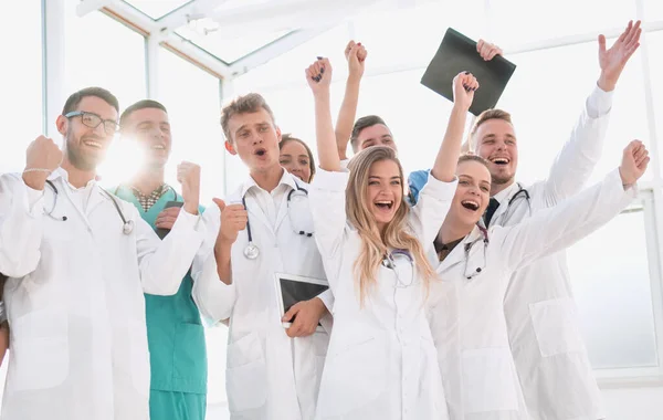 Gruppo di diversi dipendenti medici che mostrano il loro successo — Foto Stock