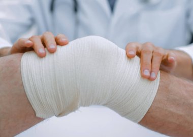 traumatologist, dizine bir bandaj uygulama