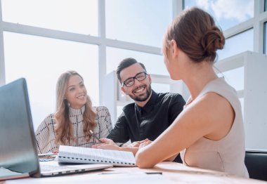 Genç iş kadını bir iş toplantısında fikirlerini açıklıyor..