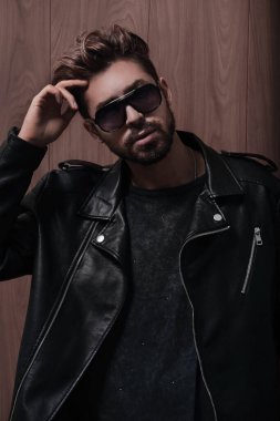 Güneş gözlüklü adam portresi. Gözlük tarafında holding