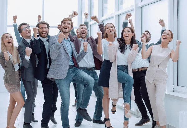 Succesvol business team viert met wapens omhoog — Stockfoto