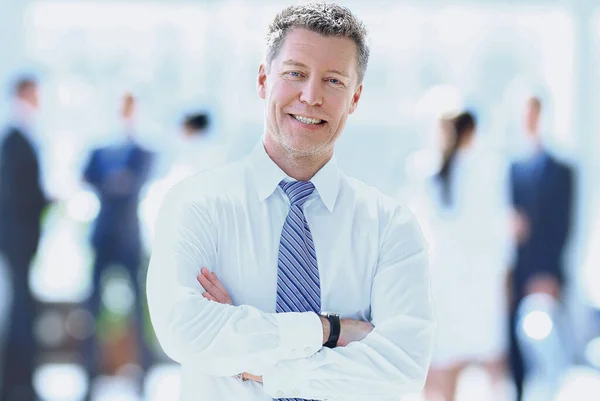 Porträt eines glücklich lächelnden Geschäftsmannes in einem modernen Büro — Stockfoto