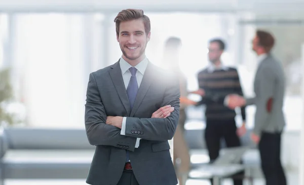 Un exitoso hombre de negocios en la oficina que lidera un grupo — Foto de Stock