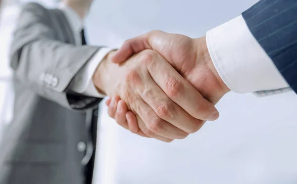 Különböző üzleti férfi kézfogás. — Stock Fotó