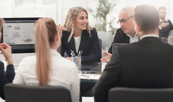 Groupe de partenaires commerciaux confiants discutant du document lors de la réunion — Photo