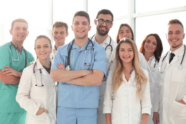 Groupe de professionnels de centre médical de succès debout ensemble — Photo